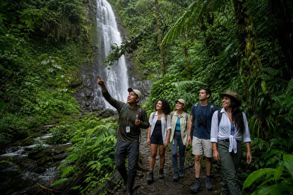Turistas acompañados por un guía local recorriendo un bosque colombiano